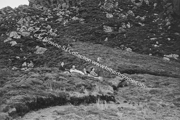 SLIEVE LEAGUE PARK  GROUP RESTING ON WAY UP